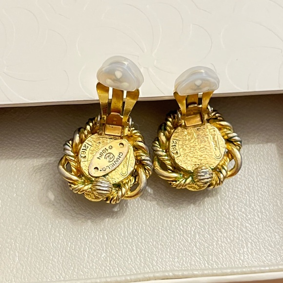 CHANEL PEARL AND TWISTED GOLD CLIP-ON EARRINGS - Picture 5 of 6